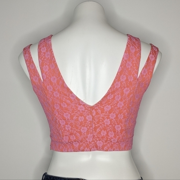 ✨3/$15 Miss Selfridge pink floral lace v neck crop top 6 - Picture 2 of 7
